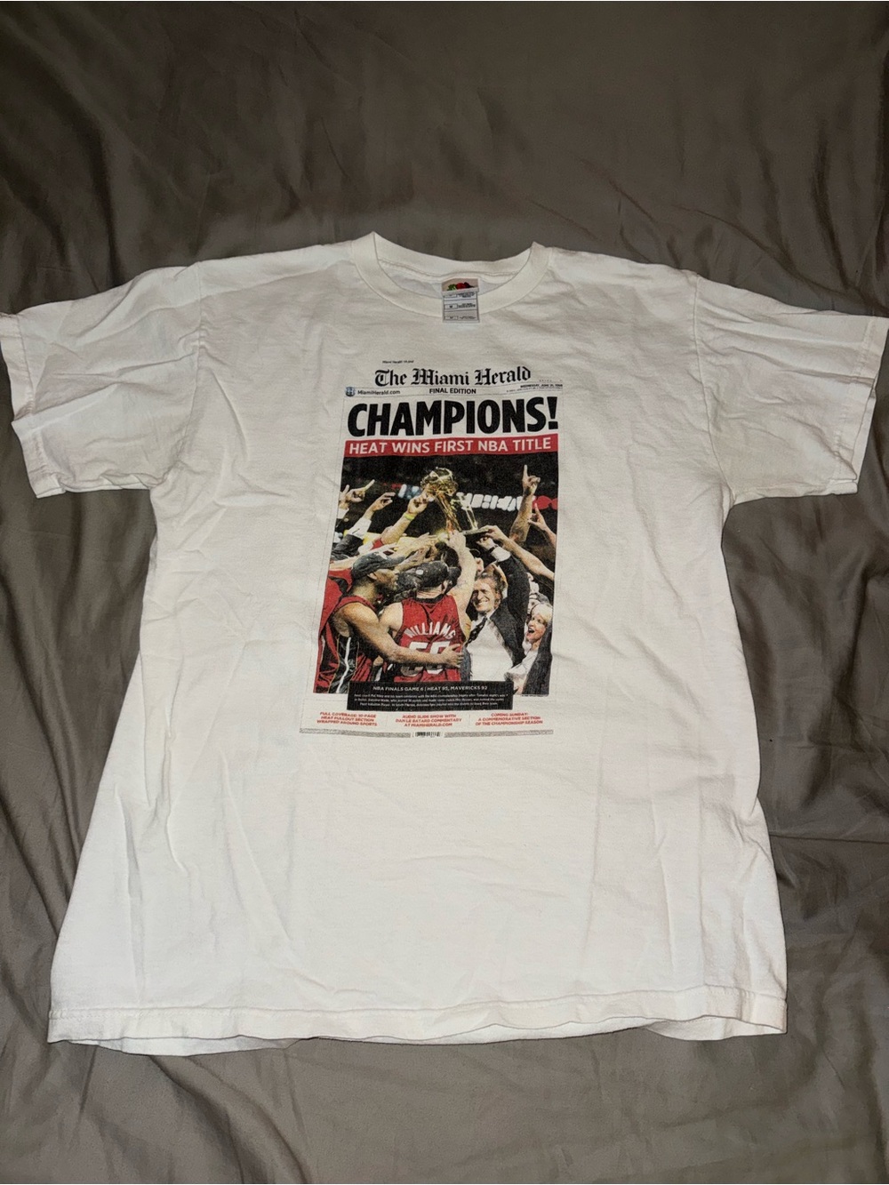 RARE Vintage NBA Miami Heat Miami Herald Champions! Graphic Tee - White